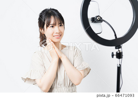 ライブ配信する若い女性 66471093