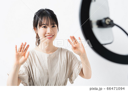 ライブ配信する若い女性 66471094