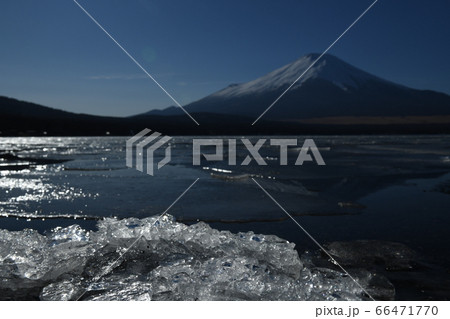 山中湖の氷と富士山 66471770