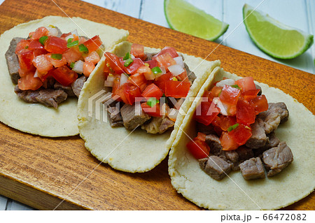 サルサ・メヒカーナをかけたメキシコ料理のタコス 66472082