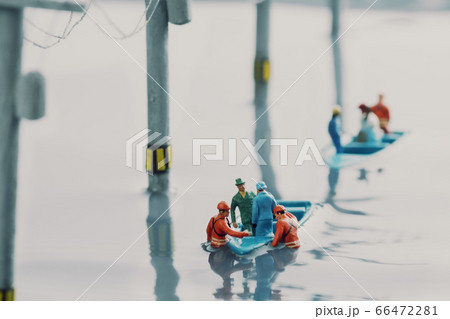 水害にあった街と救命ボートで救助活動をするジオラマの風景 66472281