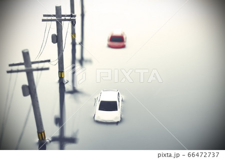 洪水で動けなくなった自動車と電信柱のジオラマ 66472737