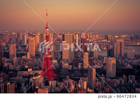 都市風景 六本木ヒルズ 東京シティビューからの夕焼けに染まる東京タワーの写真素材