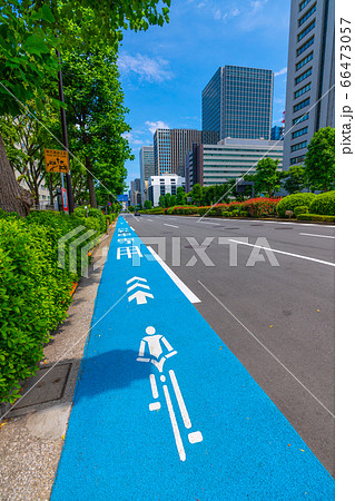 日本の東京都市景観 霞が関の官庁街。自転車専用通行帯などを望む 日本の東京都市景観 霞が関の官庁街。自転車専用通行帯などを望む 66473057