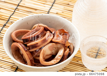 小鉢に入れられたいかの煮付け 夏の日本酒 冷酒 のおつまみイメージ の写真素材