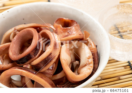 小鉢に入れられたいかの煮付け 夏の日本酒 冷酒 のおつまみイメージ の写真素材