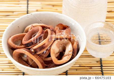 小鉢に入れられたいかの煮付け 夏の日本酒 冷酒 のおつまみイメージ の写真素材