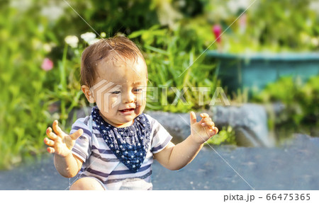外で水遊びで大はしゃぎしている子供 ずぶ濡れの子供 外で水遊びで大はしゃぎしている子供 ずぶ濡れの子供 66475365