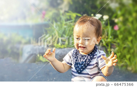 外で水遊びで大はしゃぎしている子供 ずぶ濡れの子供 外で水遊びで大はしゃぎしている子供 ずぶ濡れの子供 66475366