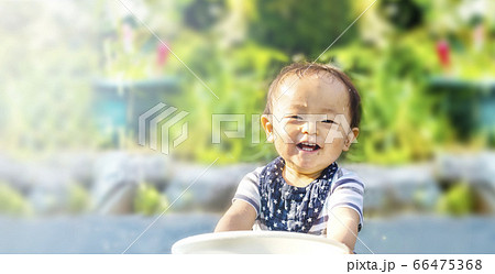 外で水遊びで大はしゃぎしている子供　たらいを持ってずぶ濡れの子供 66475368