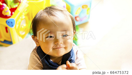 子供を上から撮った　上目遣いのかわいい笑顔 66475372