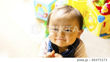 子供を上から撮った 上目遣いの満足そうなかわいい笑顔の写真素材