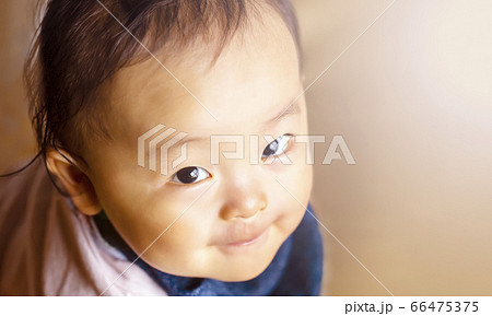 子供を上から撮った 上目遣いのかわいい笑顔の写真素材