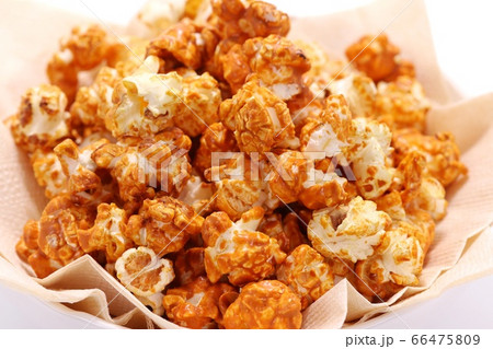 キャラメル味のポップコーン 白背景の写真素材 [66475809] - PIXTA