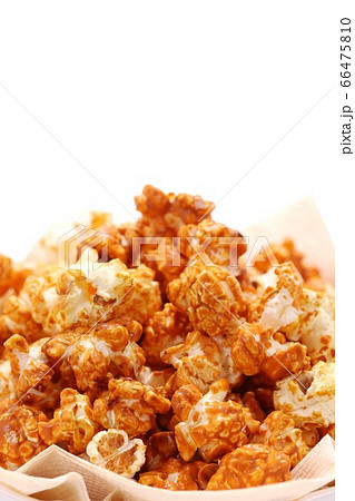 キャラメル味のポップコーン 白背景の写真素材 [66475810] - PIXTA
