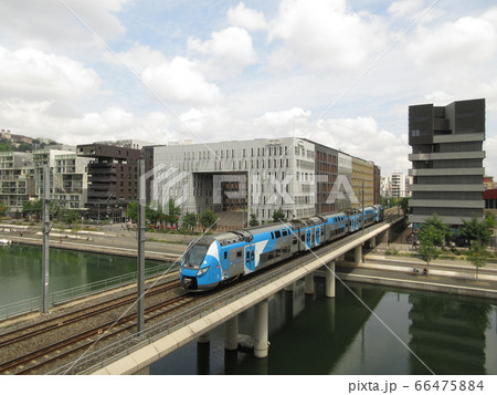 フランス・リヨンのコンフリュアンス地区を走る近郊列車 フランス・リヨンのコンフリュアンス地区を走る近郊列車 66475884