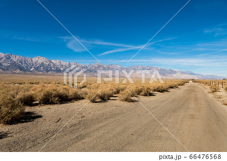 Dirt road and the Sierra Nevada mountain next to the Nikkei concentration camp of Manzanar in Independence 66476568