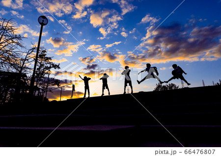 夕焼けを飛ぶ少年たち、宝塚北公園の写真素材 [66476807] - PIXTA