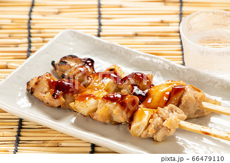 焼き鳥･ねぎま(たれ焼き)2本。夏の日本酒(冷酒)のおつまみイメージ。 66479110