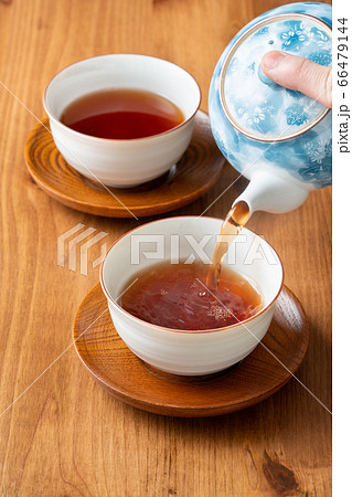 ほうじ茶を注ぐ ほうじ茶を注ぐ 66479144