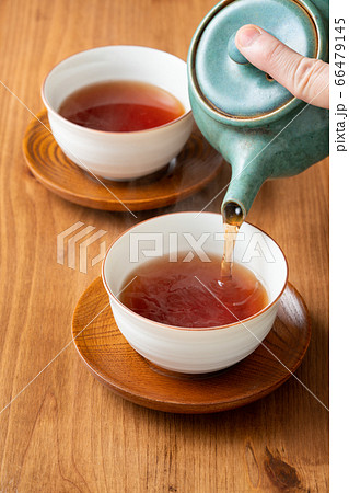 ほうじ茶を注ぐ ほうじ茶を注ぐ 66479145