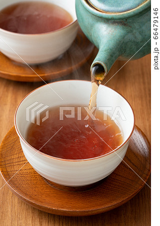 ほうじ茶を注ぐ ほうじ茶を注ぐ 66479146