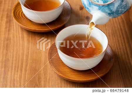 ほうじ茶を注ぐ ほうじ茶を注ぐ 66479148