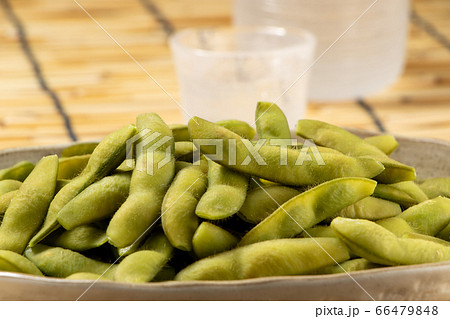 枝豆の塩ゆで。夏の日本酒(冷酒)のおつまみイメージ。 66479848