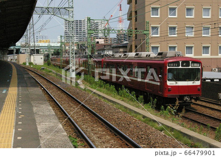 京浜急行京急本線、京急新子安・子安駅間を走る普通列車（800形） 66479901