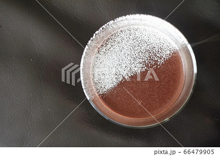 ガラスカップに入っている手作りの濃厚生チョコプリン ガラスカップに入っている手作りの濃厚生チョコプリン 66479905