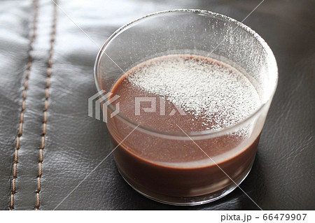 ガラスカップに入っている手作りの濃厚生チョコプリン ガラスカップに入っている手作りの濃厚生チョコプリン 66479907
