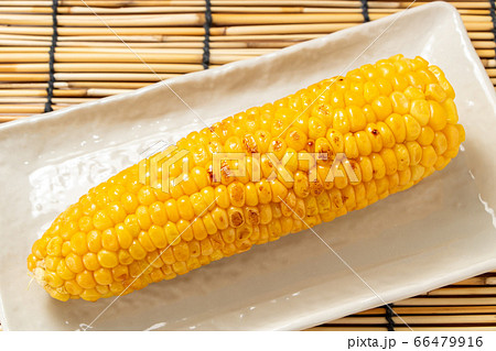 焼きとうもろこし(バター醤油焼き)。すだれで夏イメージ。 66479916