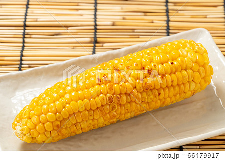 焼きとうもろこし(バター醤油焼き)。すだれで夏イメージ。 66479917
