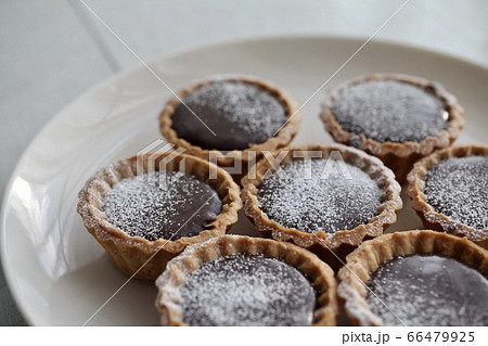 手作りのミニチョコレートタルト 手作りのミニチョコレートタルト 66479925