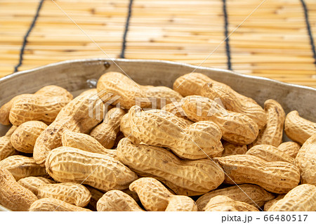 皿に入れられた殻付き落花生。背景すだれ。 66480517