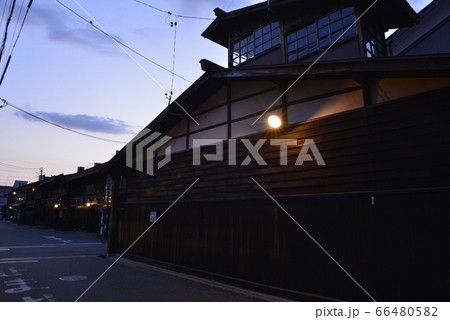 【岐阜県 高山市】飛騨高山古い町並み・夕方の光景 【岐阜県 高山市】飛騨高山古い町並み・夕方の光景 66480582