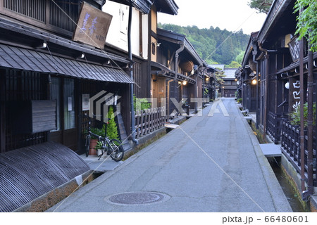 【岐阜県 高山市】飛騨高山古い町並み・夕方の光景 【岐阜県 高山市】飛騨高山古い町並み・夕方の光景 66480601