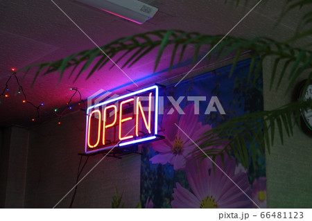 レトロなネオン管の看板　OPEN 66481123