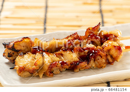 焼き鳥･皮串(鶏皮のたれ焼き)。 66481154