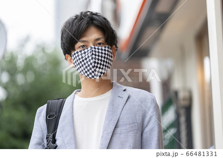 チェッカー柄のマスクを着用した若い男性 チェッカー柄のマスクを着用した若い男性 66481331