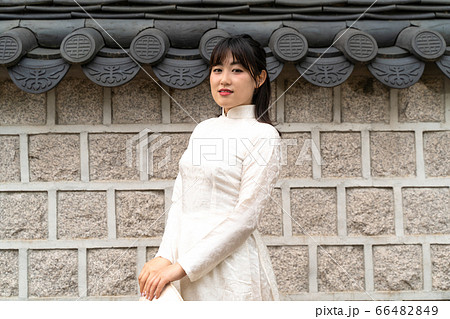 アオザイを着た女性 66482849