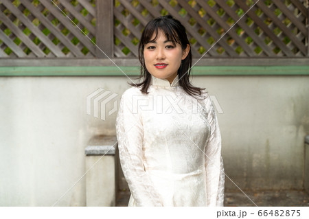 アオザイを着た女性 66482875