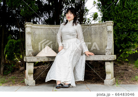 アオザイを着た女性 66483046
