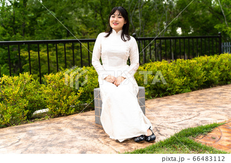 アオザイを着た女性 アオザイを着た女性 66483112