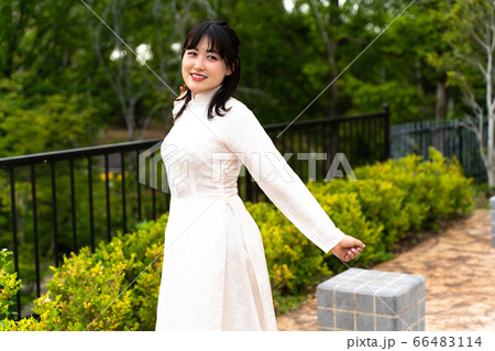 アオザイを着た女性 66483114