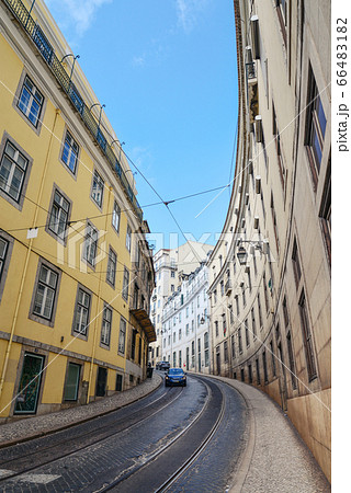 Narrow cobblestone streets of the Baixa district 66483182