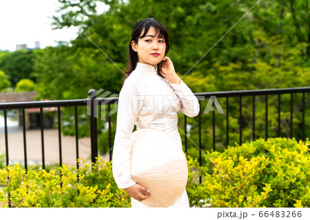 アオザイを着た女性 66483266