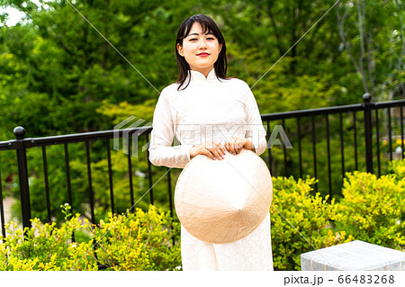 アオザイを着た女性 66483268