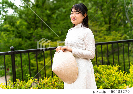 アオザイを着た女性 アオザイを着た女性 66483270