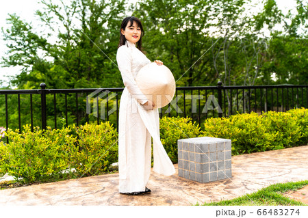 アオザイを着た女性 66483274